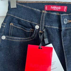 Brand new never worn sassy jeans by Mango! High waisted, cropped. Eur 34, US 2.